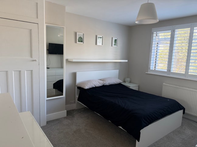 Large furnished double room - modern spacious home Main Photo