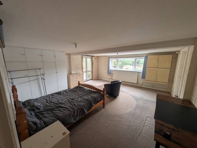 Huge double room in family home Main Photo
