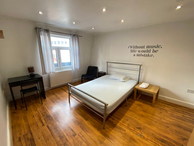 From 25.09! Big Double! 2 Bathrooms! Zone 1 ! Main Photo