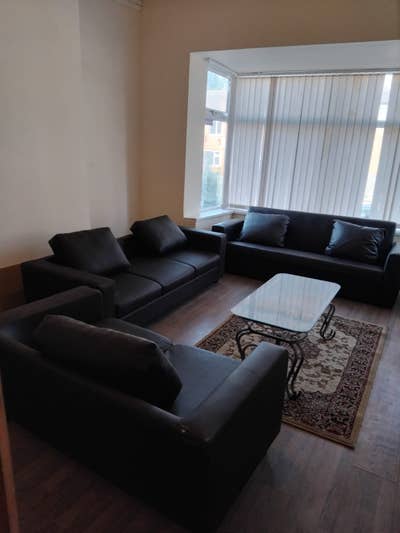 Room 3– Woodsley Road LS3 Available from 1st OCT Main Photo