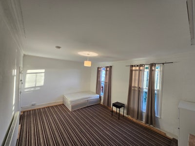 Massive Extra Large Room Main Photo