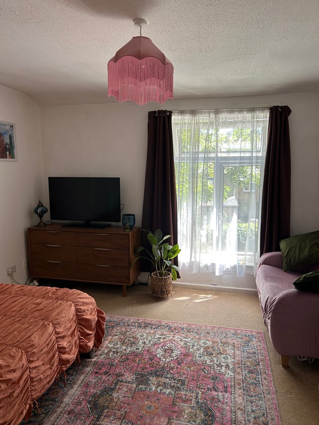 Big dbl room with garden view in all girls house! Main Photo