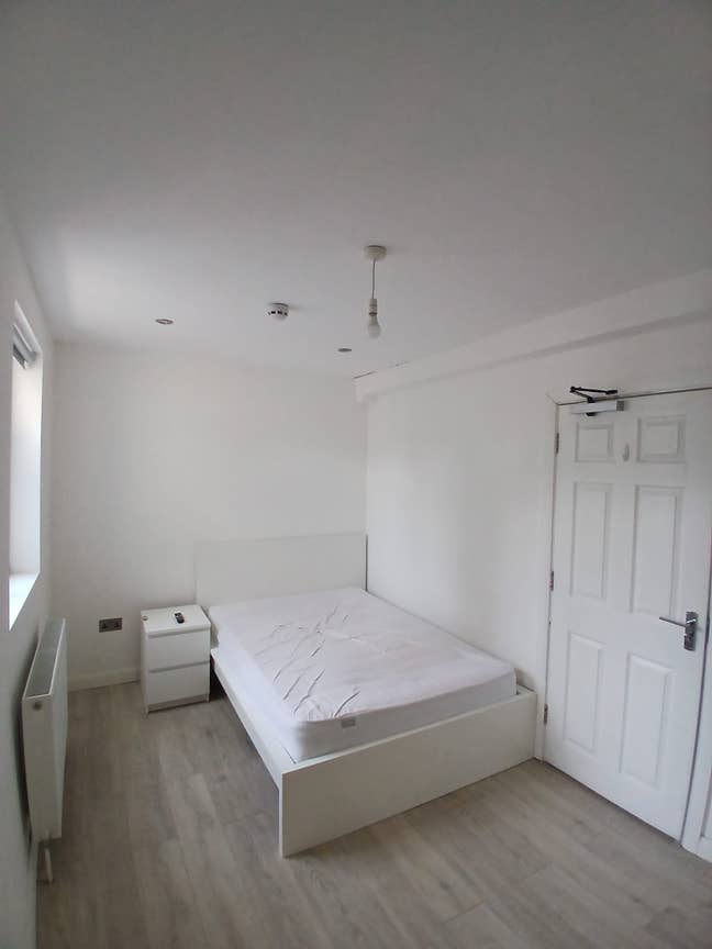 First Floor Ensuite Room Available Main Photo