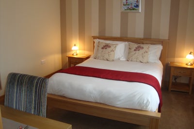 Ensuite Room with king-size bed (cleaning included Main Photo
