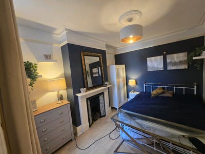  Beautiful room - by hospital/ trainstation Main Photo