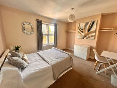 🏡 Large Double  Room — Walk to Watford Gen ✨ Main Photo