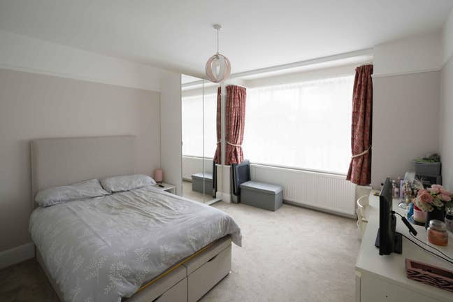 Double rm female lots of storage space incl bills Main Photo