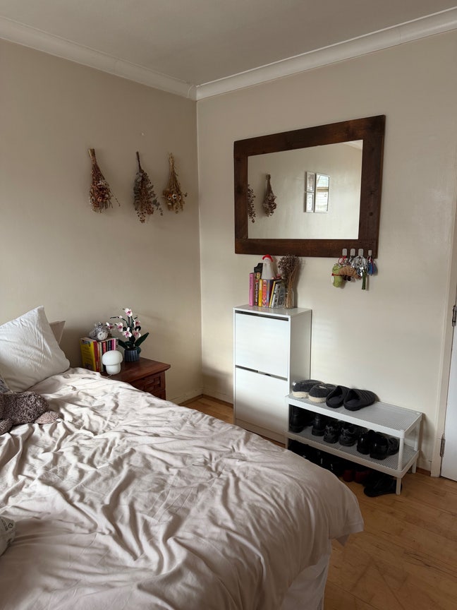 Bright Double Room – Excellent Transport Links Main Photo