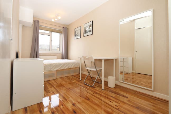 2 rooms available steps away from Mile end! Main Photo