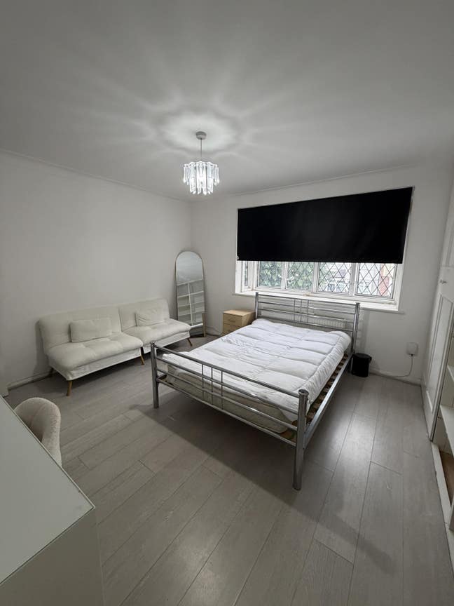 Large Double Bedroom - E4 Main Photo