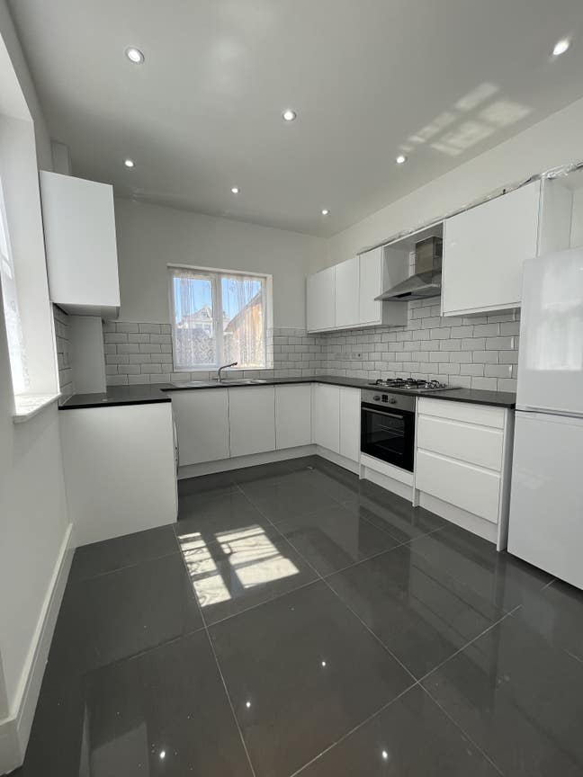2 bed flat minutes from Hounslow Central  Main Photo