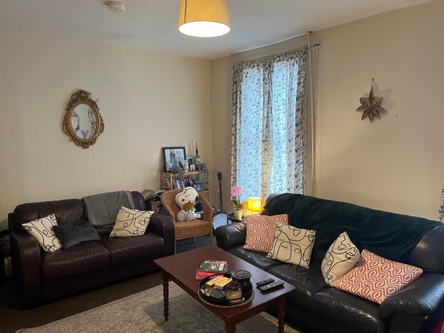 Room in multi-floor Botanic flat available ASAP Main Photo