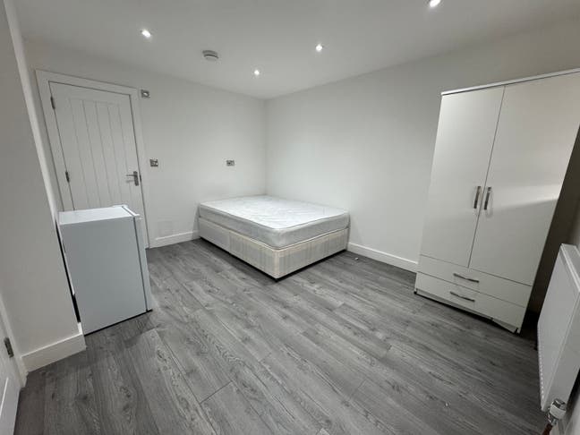 2 Ensuite Studios-All Bills Included-Near Station Main Photo