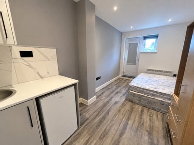 DSS-Studio Flat Available in Tandridge Surrey CR3 Main Photo