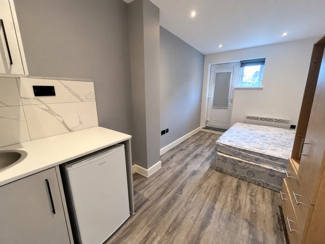 DSS-Studio Flat Available in Tandridge Surrey CR3 Main Photo
