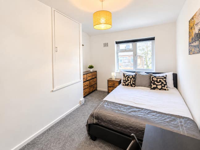 ** Lovely Room Near UHCW - All Bills Included! Main Photo