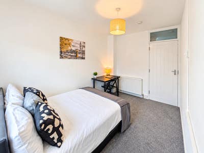 ** Lovely Room Near UHCW - All Bills Included! Main Photo