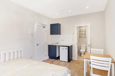 Refurbished En-Suite Studio Apartment Main Photo