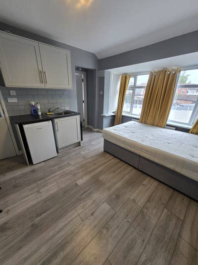 Spacious Studio Flat for Rent  -  Hayes, UB4  Main Photo