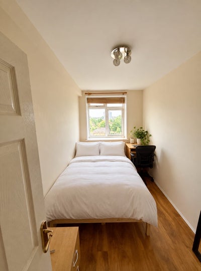 Single Room in bright 3 bed flat in Stockwell  Main Photo