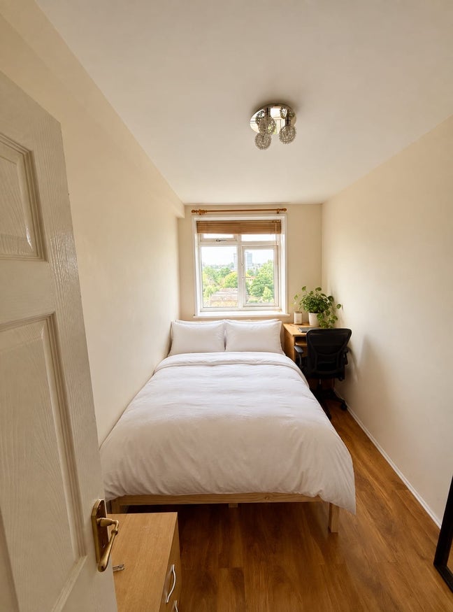 Single Room in bright 3 bed flat in Stockwell  Main Photo