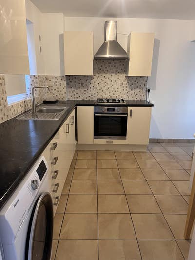 3 bedroom flat in Northolt  Main Photo