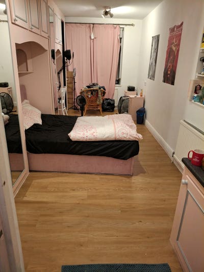 Room in a family home close to Gants Hill station Main Photo