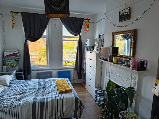 Double room in South London house Main Photo