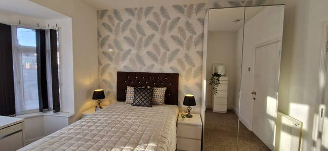 Room with large wardrobe | UHCW | Bills Inc Main Photo
