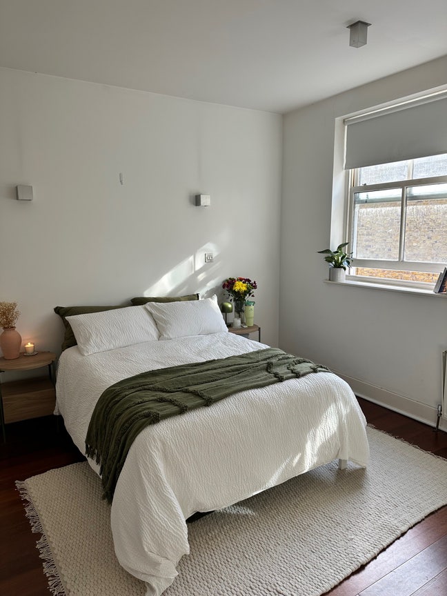 Spacious Room with Ensuite in Gated Mews Main Photo