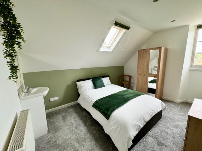 Modern Room | All Bills Included | Cleaner Main Photo