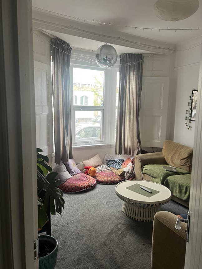 3x double bedrooms in spacious friendly house (e3) Main Photo