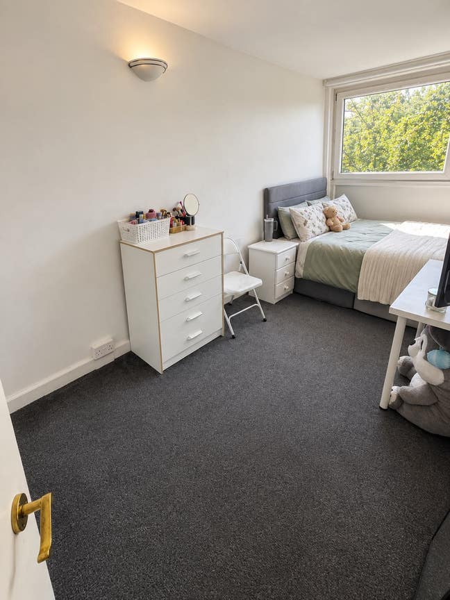 Quiet Comfort in Islington: 3 Spacious Rooms Main Photo