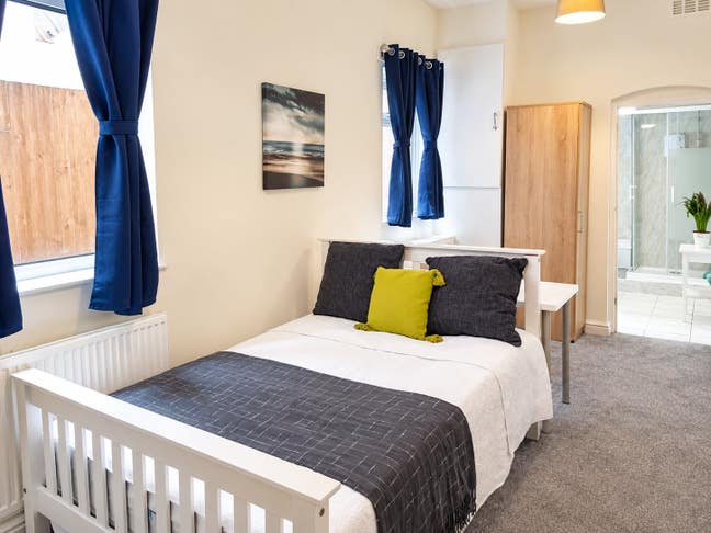 ** Very LARGE En Suite Room - All Bills Included! Main Photo