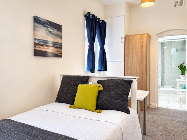 ** Very LARGE En Suite Room - All Bills Included! Main Photo