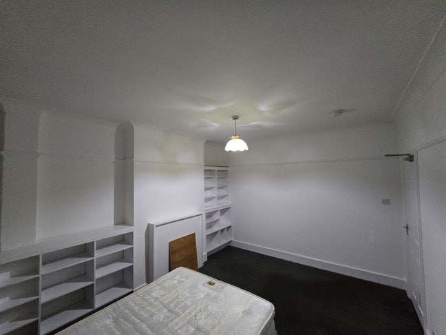 LARGE Newly Decorated Double Room in Shared House Main Photo