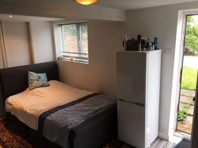 Single bed studio flat  Main Photo