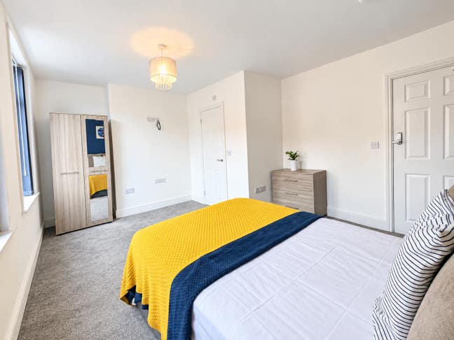 ** New Modern En Suite Room -All Bills Included! Main Photo
