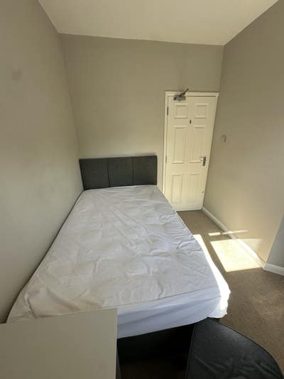 Room to rent in Winchester with 3 Girls Main Photo