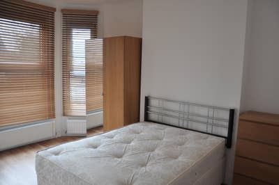 Large Double Bedroom in a Clean Friendly House Main Photo