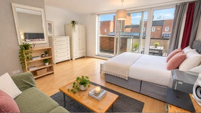 Large room with balcony by Old street - N1 Main Photo