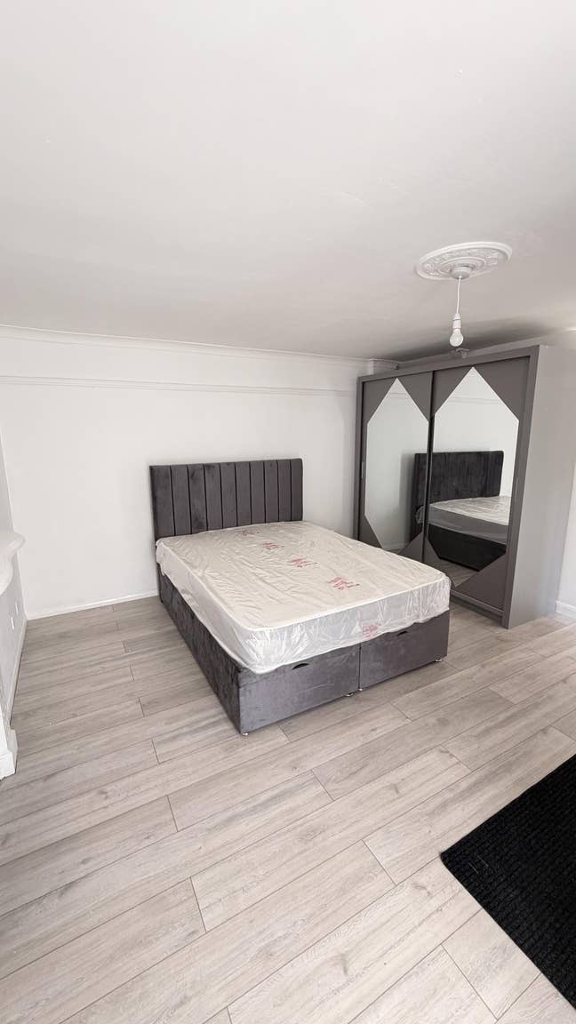 Zone 1 Double Ensuite Room - Elephant & Castle Main Photo