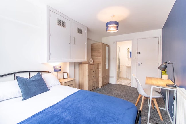 1 Large Double En-suite Bedroom  • Bills Inc • OX4 Main Photo