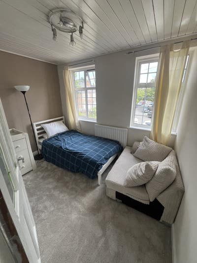 Bright Double Room Available – Great Location Main Photo