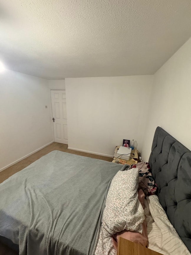 A double room for rent in SG1 Main Photo