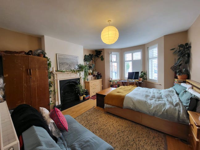 Large double room in house with one other woman Main Photo
