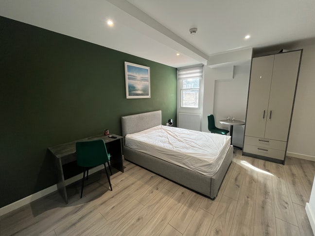 Spacious Studio Just One Minute from Queensgate!😍 Main Photo