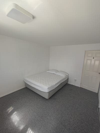 Double bedroom behind Greenbridge shopping Main Photo