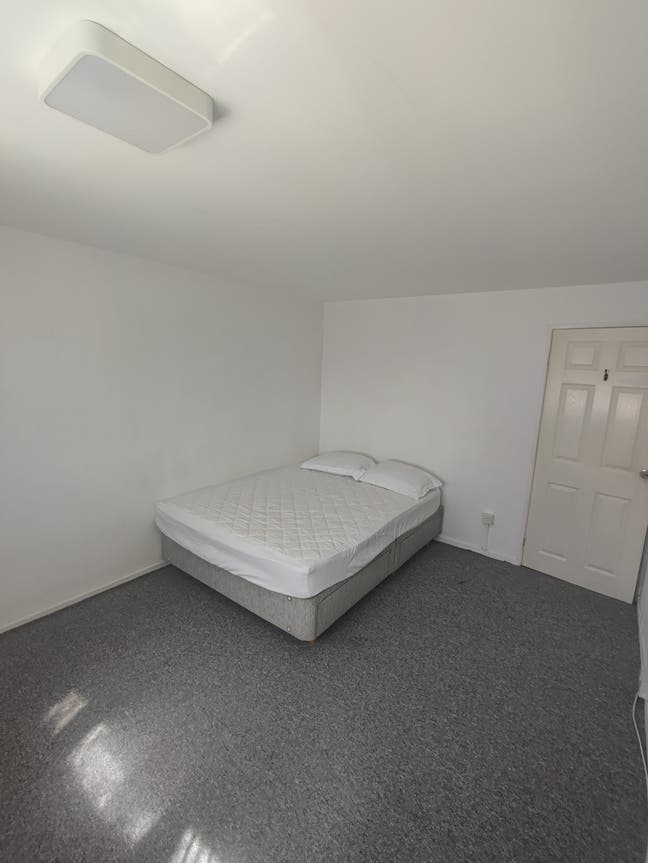 Double bedroom behind Greenbridge shopping Main Photo