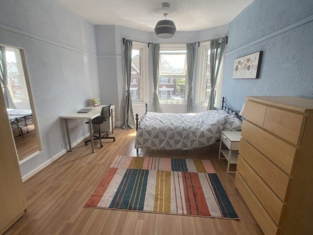 Professional house share in huge house Main Photo